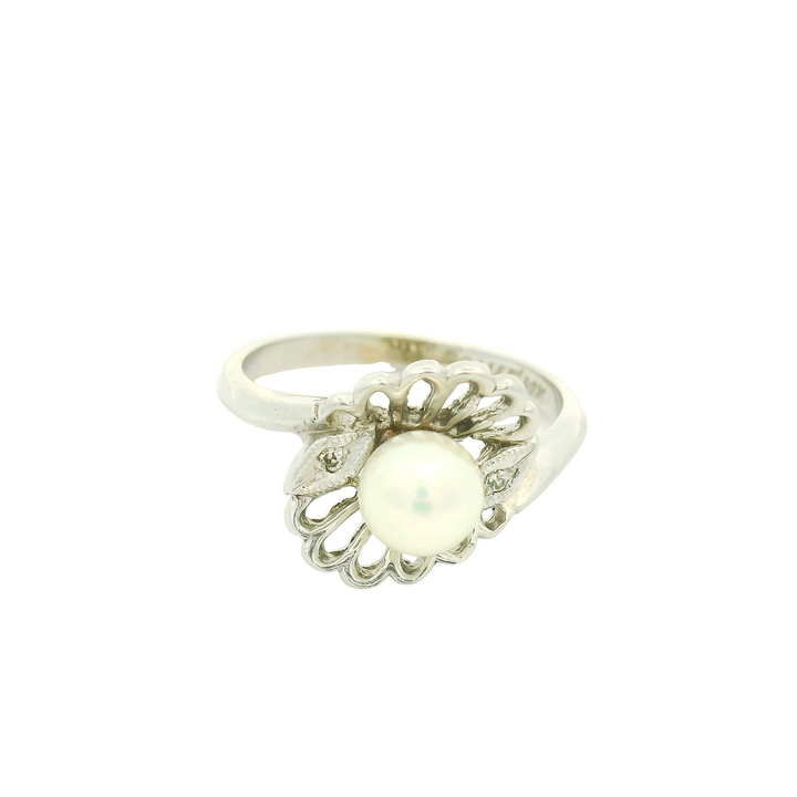 14KG White Gold, Estate Accented Fashion Ring set with 1 Pearl gemstone(s)