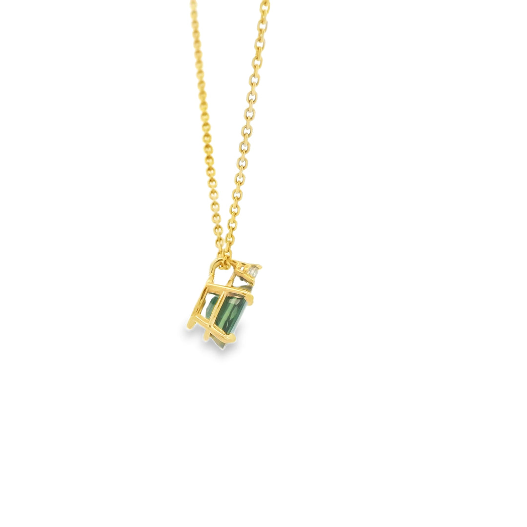 Estate 14K Yellow Gold Pendant with 1 Oval Sapphire, 1.10 ct and 1 Round Diamond, 0.03 ct on a 18 inch Cable Chain