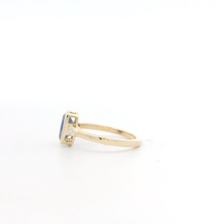 Marthaler Made 14K Yellow Gold Three Stone Gemstone Ring set with 1 Sapphire, 1.00 ct and 2 Shield Diamonds, 0.19 ctw